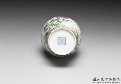 图片[3]-Olive-shaped vase with peony and chrysanthemum in falangcai painted enamels, Qianlong reign (1736-1795), Qing dynasty-China Archive